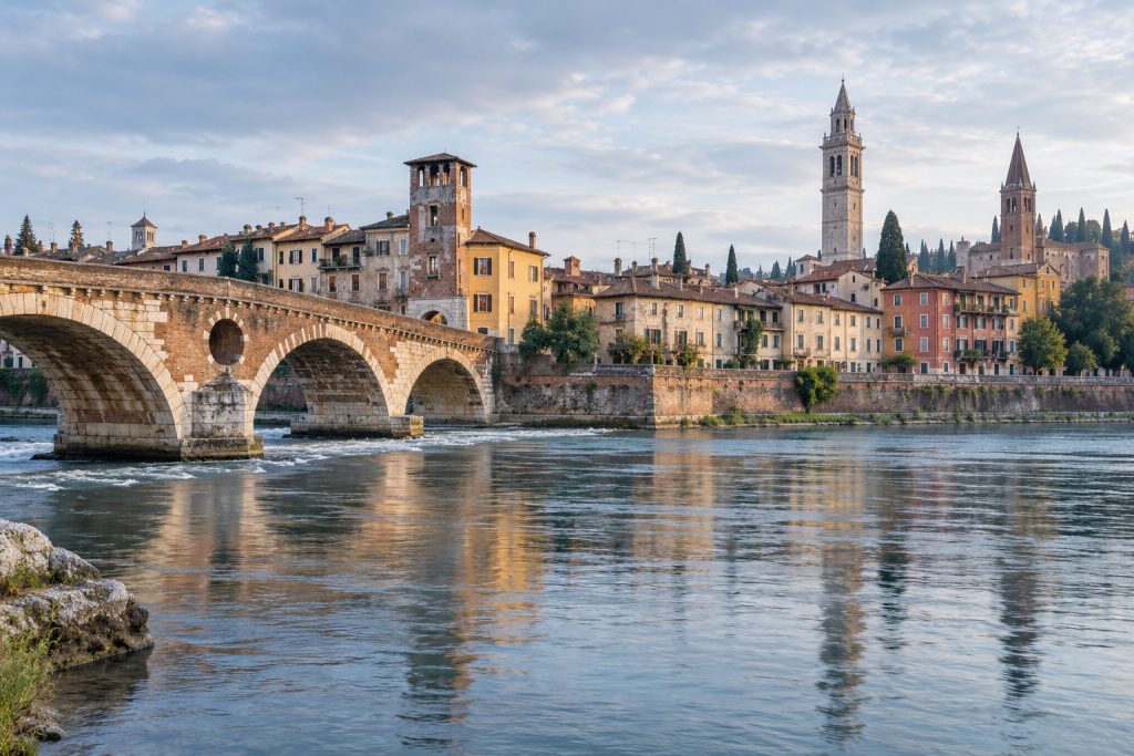 Il fiume Adige a Verona con il ponte di pietra ad archi e i campanili della città